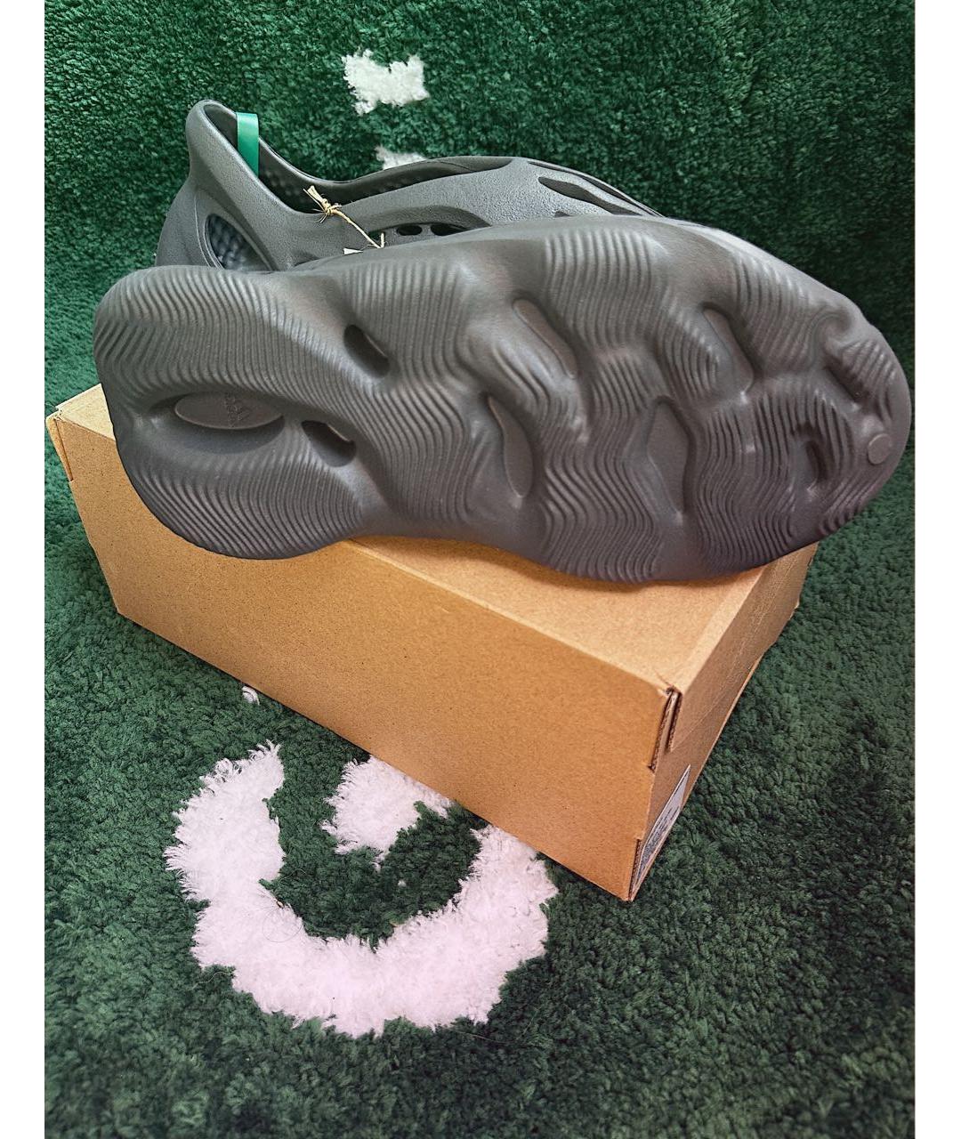 ADIDAS YEEZY Антрацитовые резиновые низкие кроссовки / кеды, фото 4