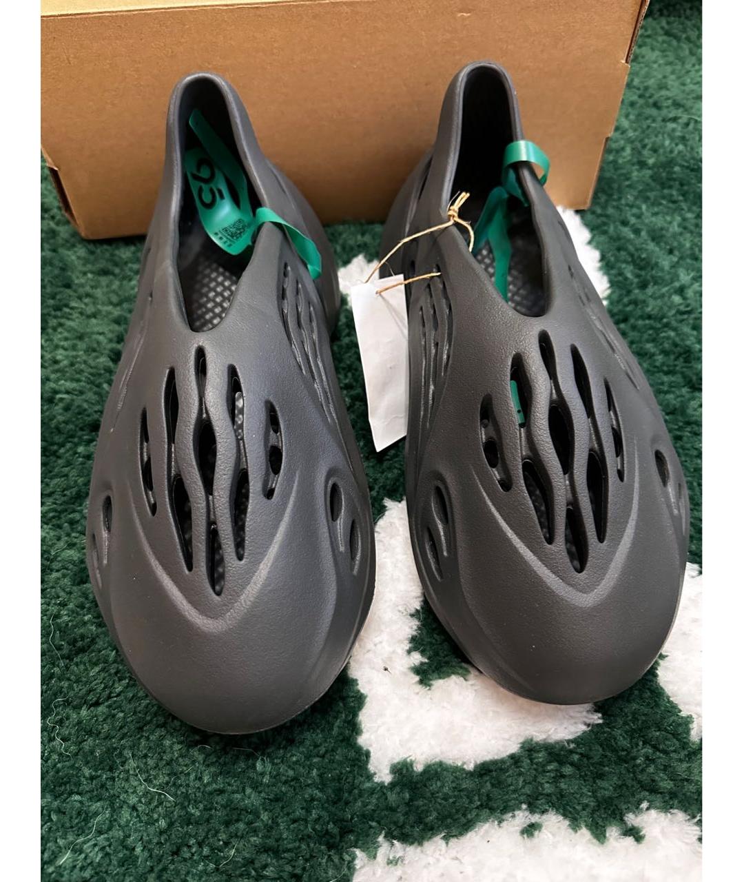 ADIDAS YEEZY Антрацитовые резиновые низкие кроссовки / кеды, фото 2