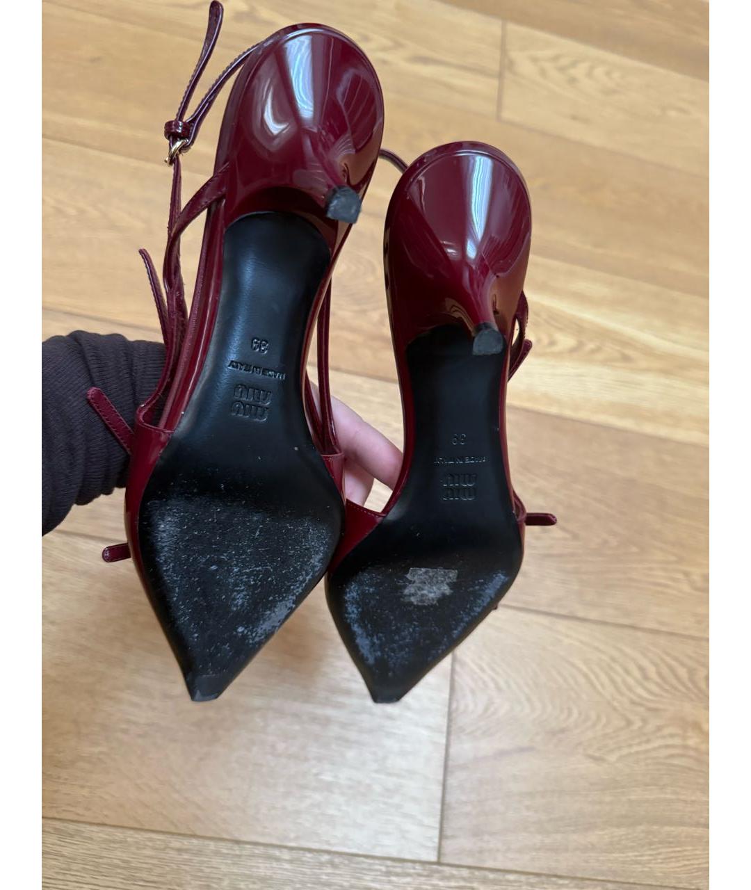 MIU MIU Бордовые лодочки на низком каблуке из лакированной кожи, фото 7