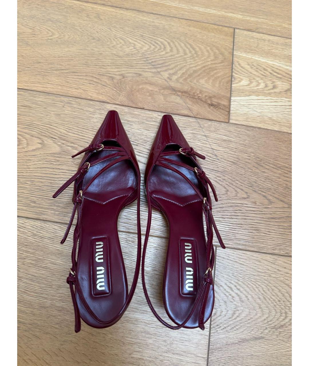 MIU MIU Бордовые лодочки на низком каблуке из лакированной кожи, фото 2