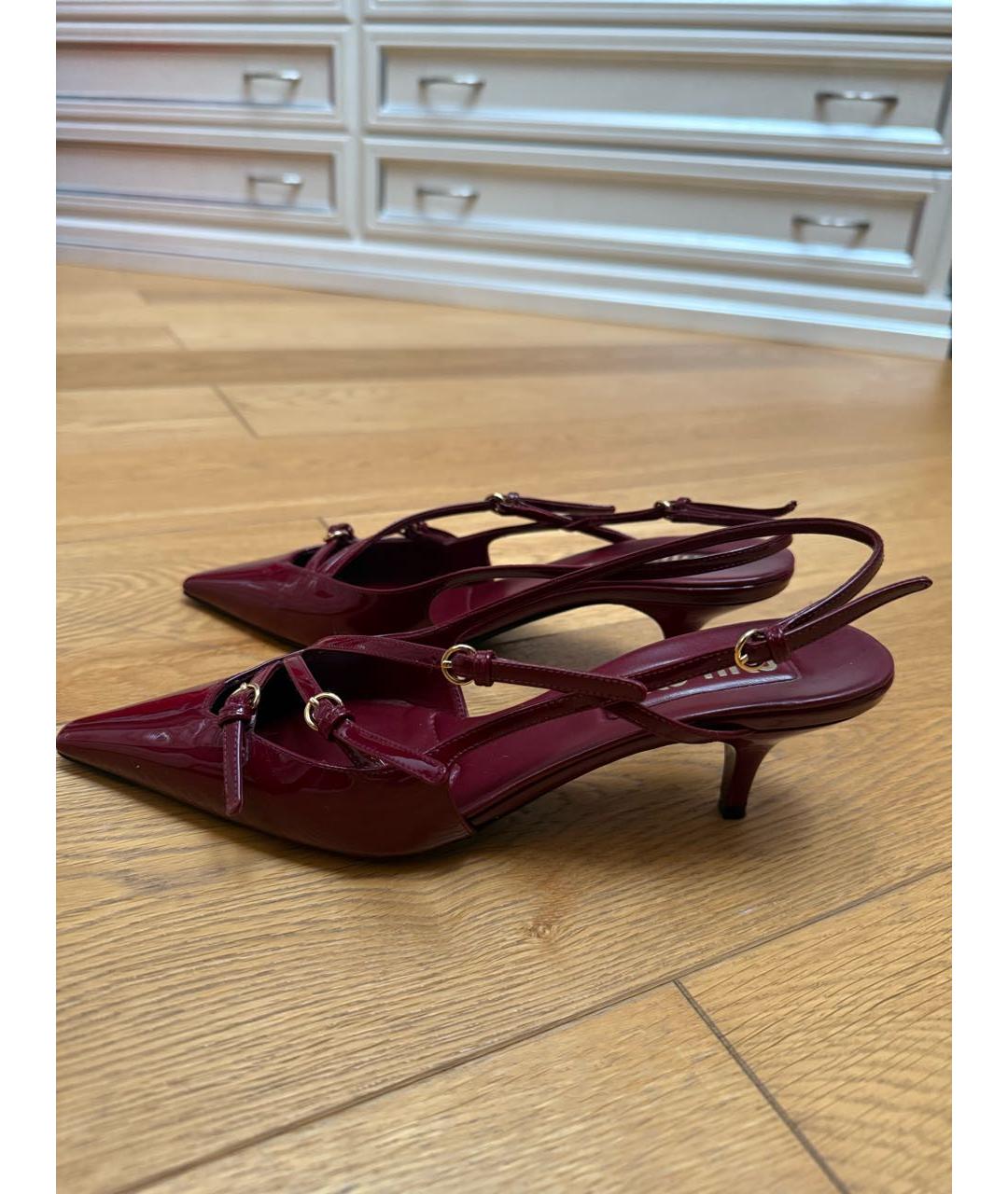 MIU MIU Бордовые лодочки на низком каблуке из лакированной кожи, фото 9