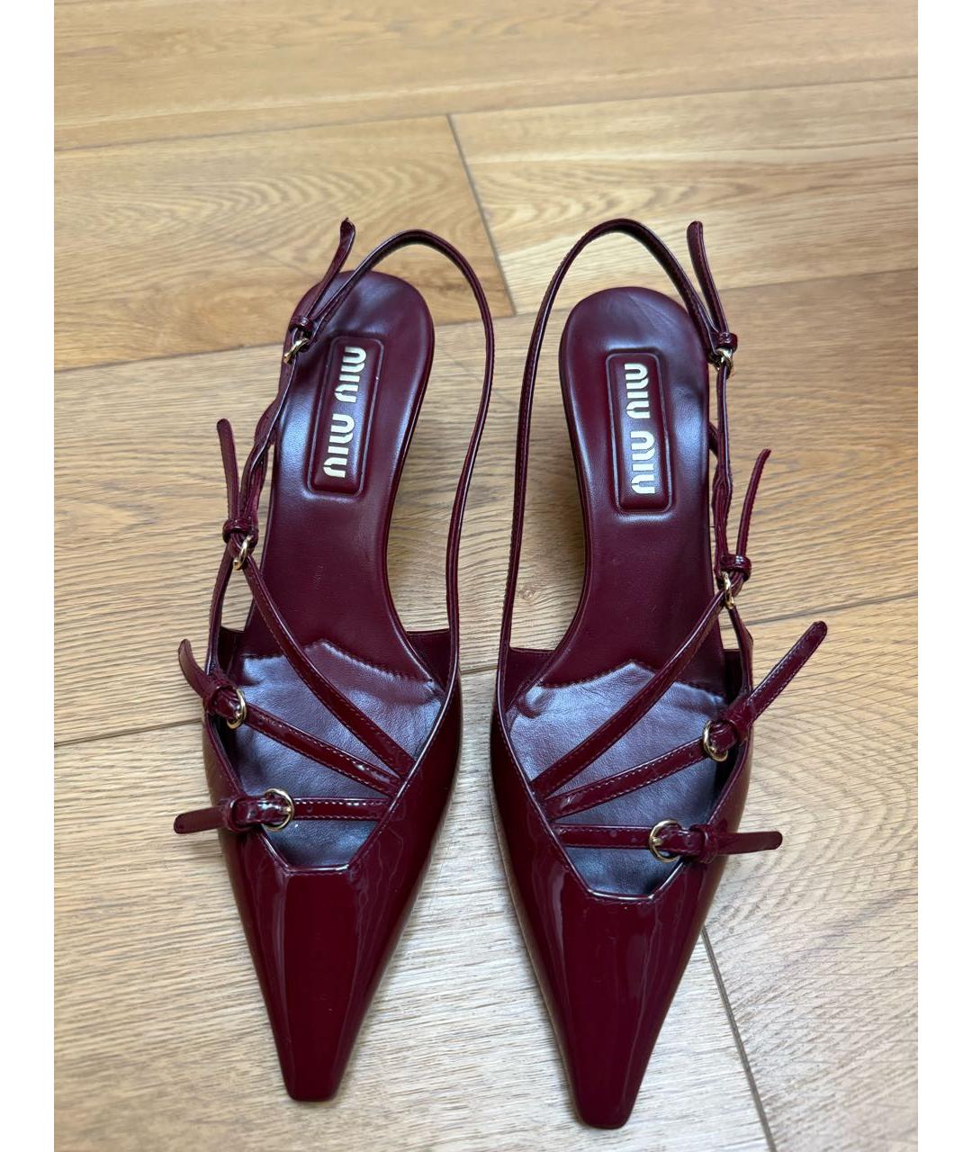 MIU MIU Бордовые лодочки на низком каблуке из лакированной кожи, фото 3