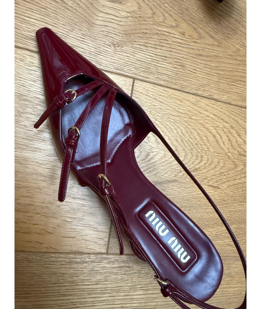 MIU MIU Бордовые лодочки на низком каблуке из лакированной кожи, фото 6