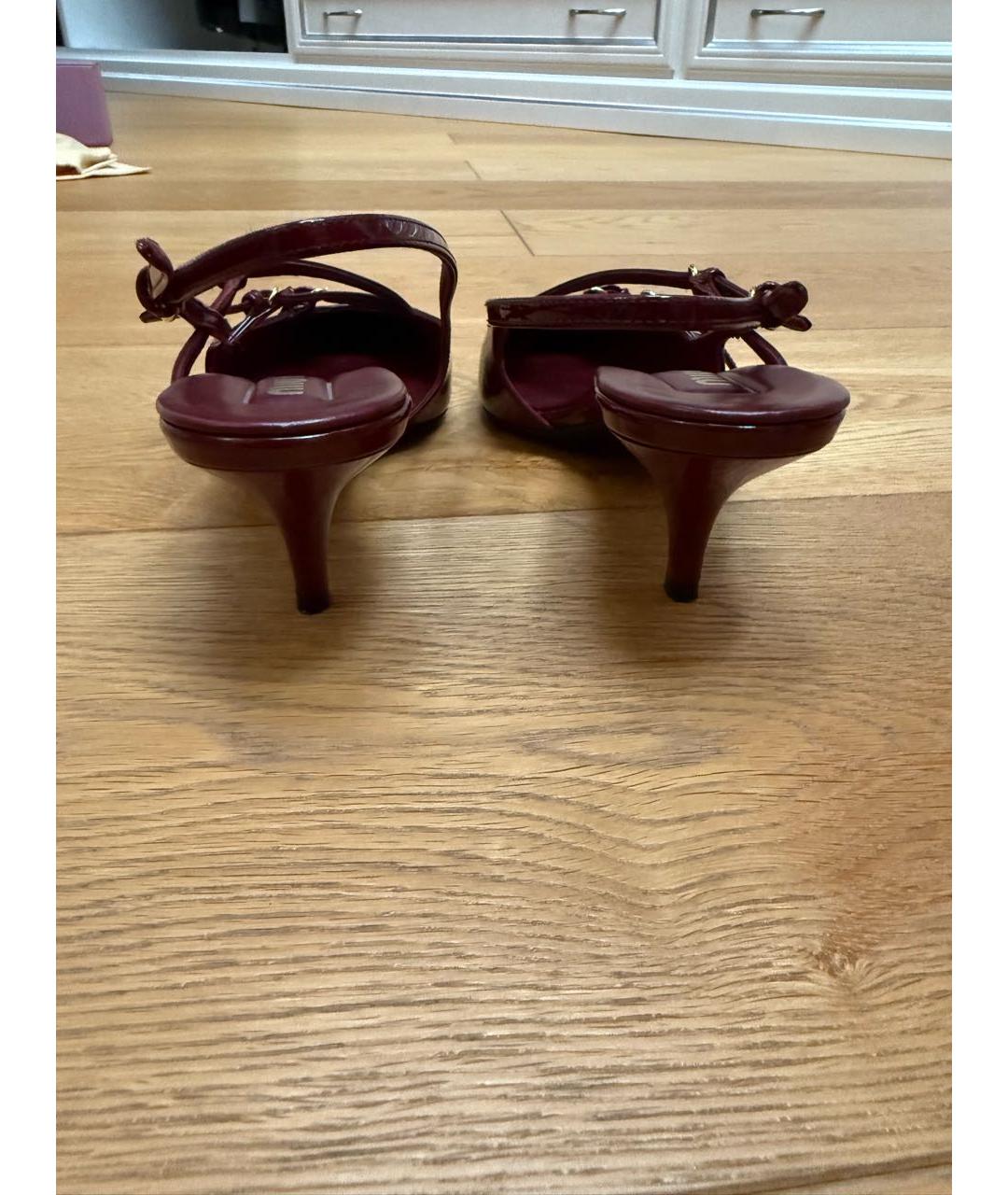 MIU MIU Бордовые лодочки на низком каблуке из лакированной кожи, фото 4