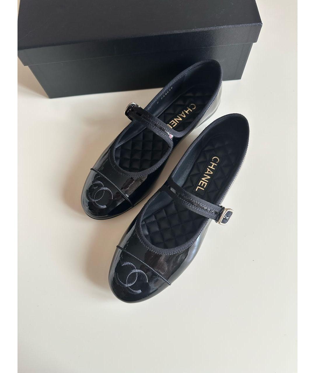 CHANEL Черные балетки из лакированной кожи, фото 5