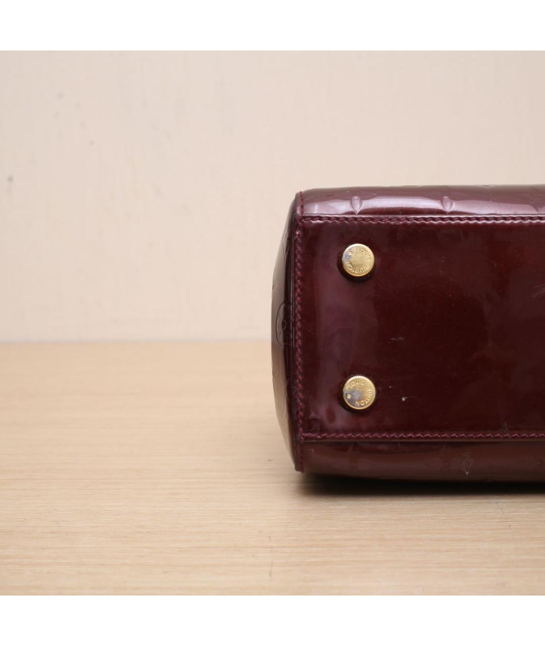 LOUIS VUITTON Бордовая сумка через плечо из лакированной кожи, фото 9