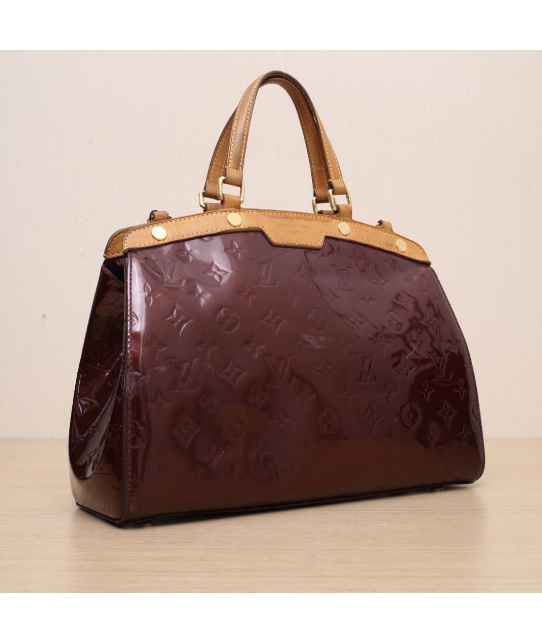 LOUIS VUITTON Бордовая сумка через плечо из лакированной кожи, фото 6