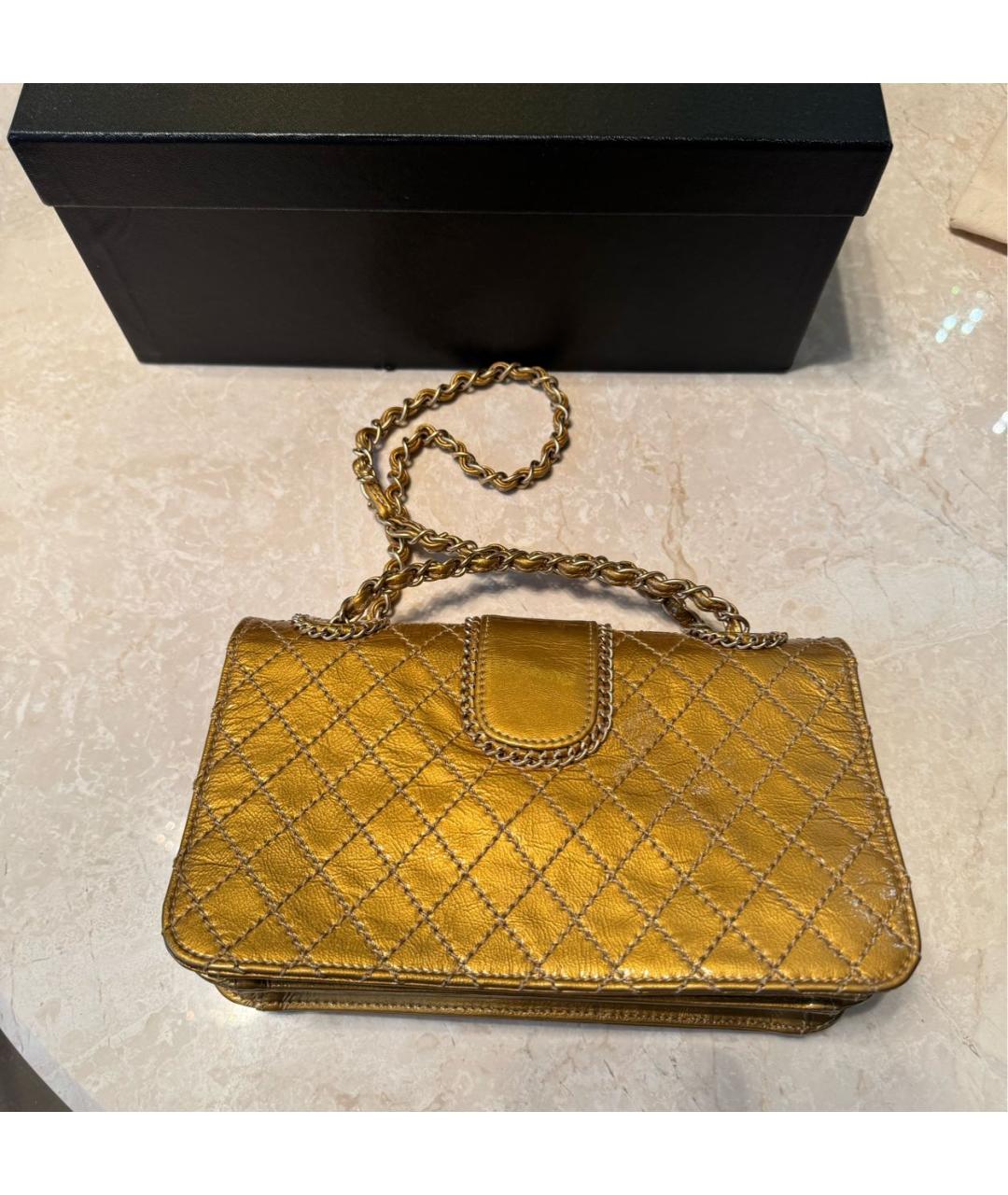 CHANEL Горчичная сумка через плечо из лакированной кожи, фото 3