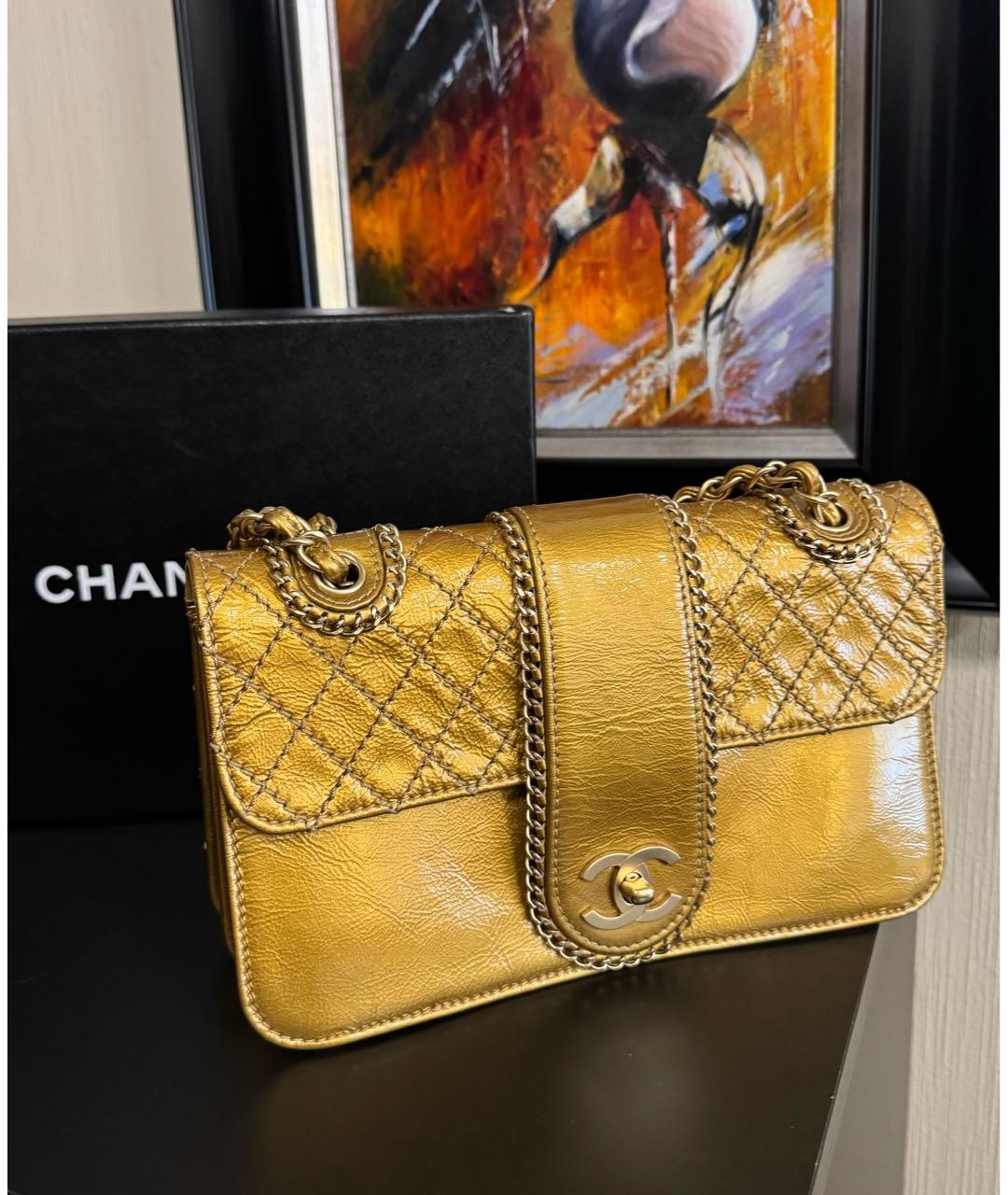 CHANEL Горчичная сумка через плечо из лакированной кожи, фото 2