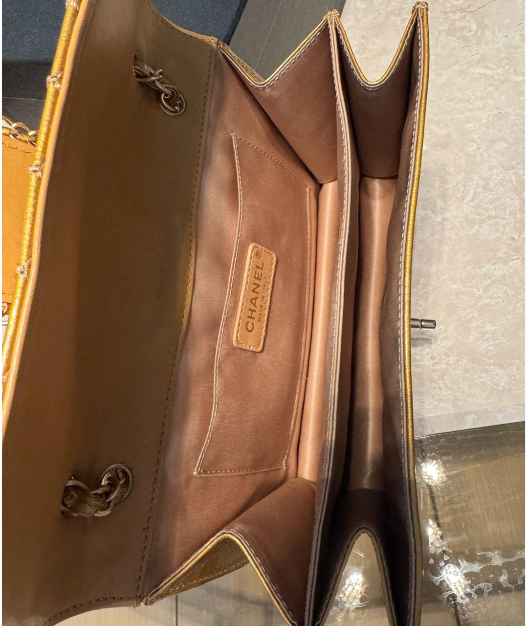 CHANEL Горчичная сумка через плечо из лакированной кожи, фото 4