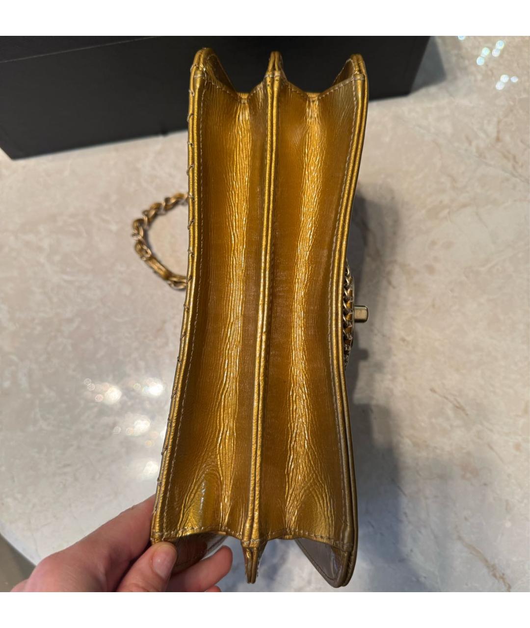 CHANEL Горчичная сумка через плечо из лакированной кожи, фото 6