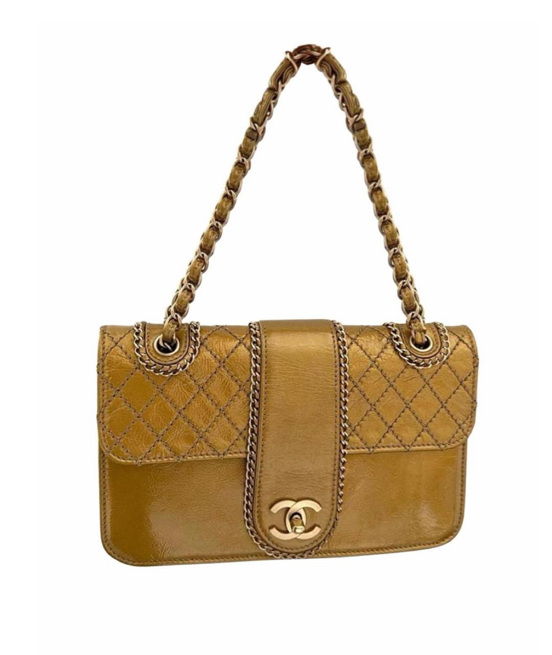 CHANEL Горчичная сумка через плечо из лакированной кожи, фото 1
