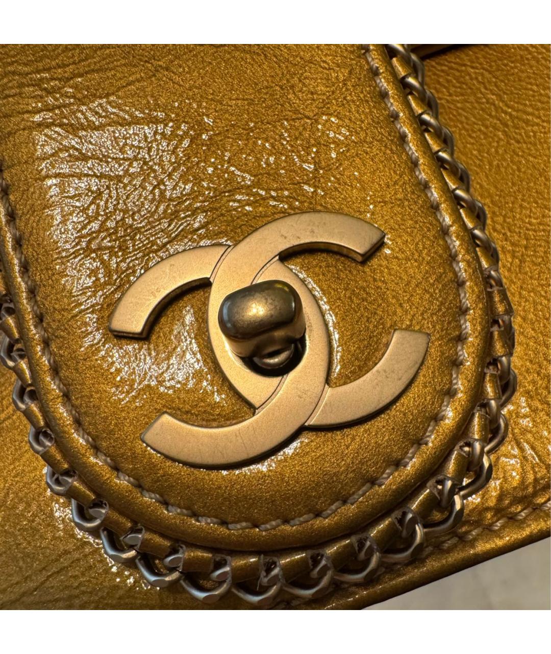 CHANEL Горчичная сумка через плечо из лакированной кожи, фото 7