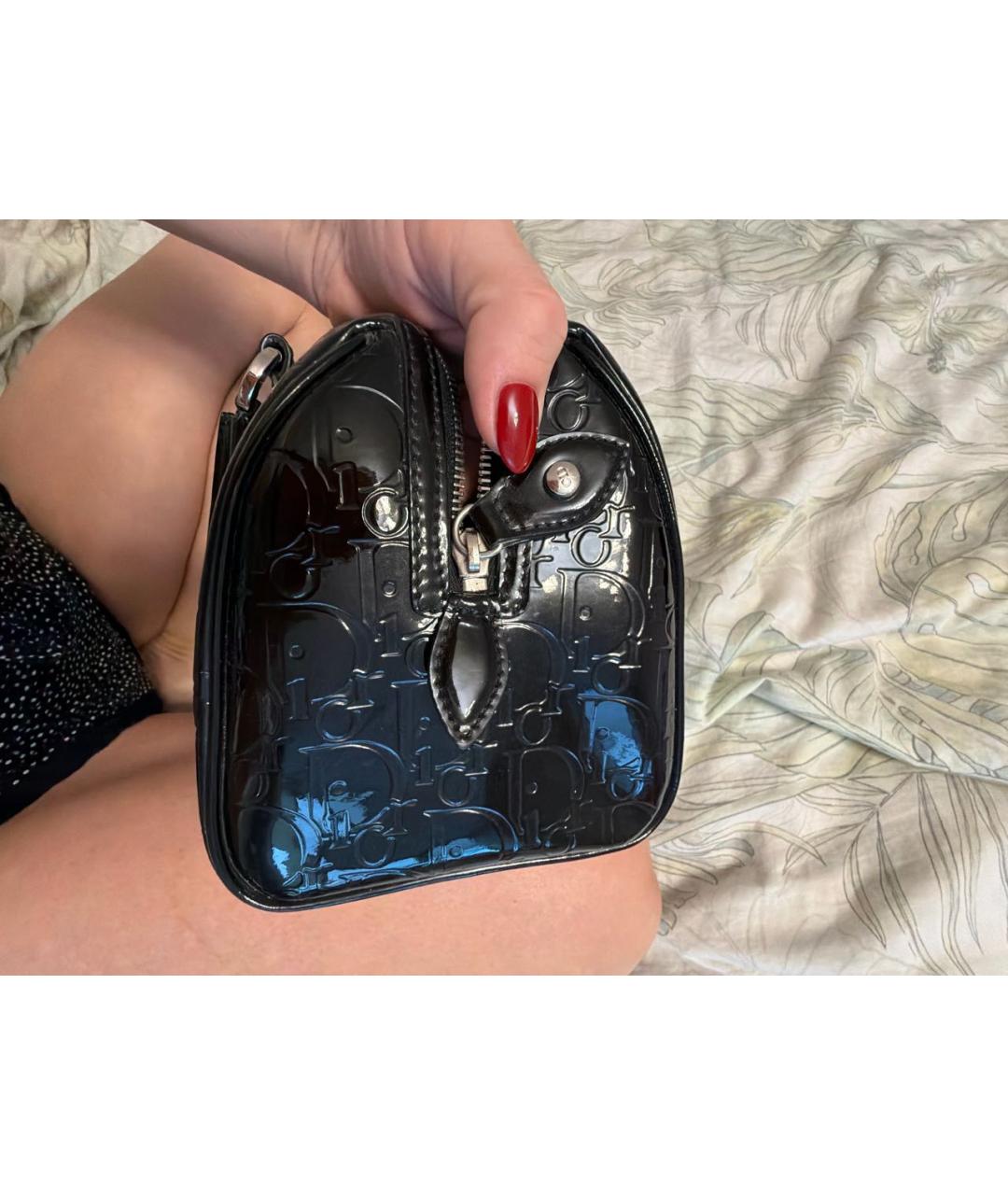 CHRISTIAN DIOR Черная сумка с короткими ручками из лакированной кожи, фото 4