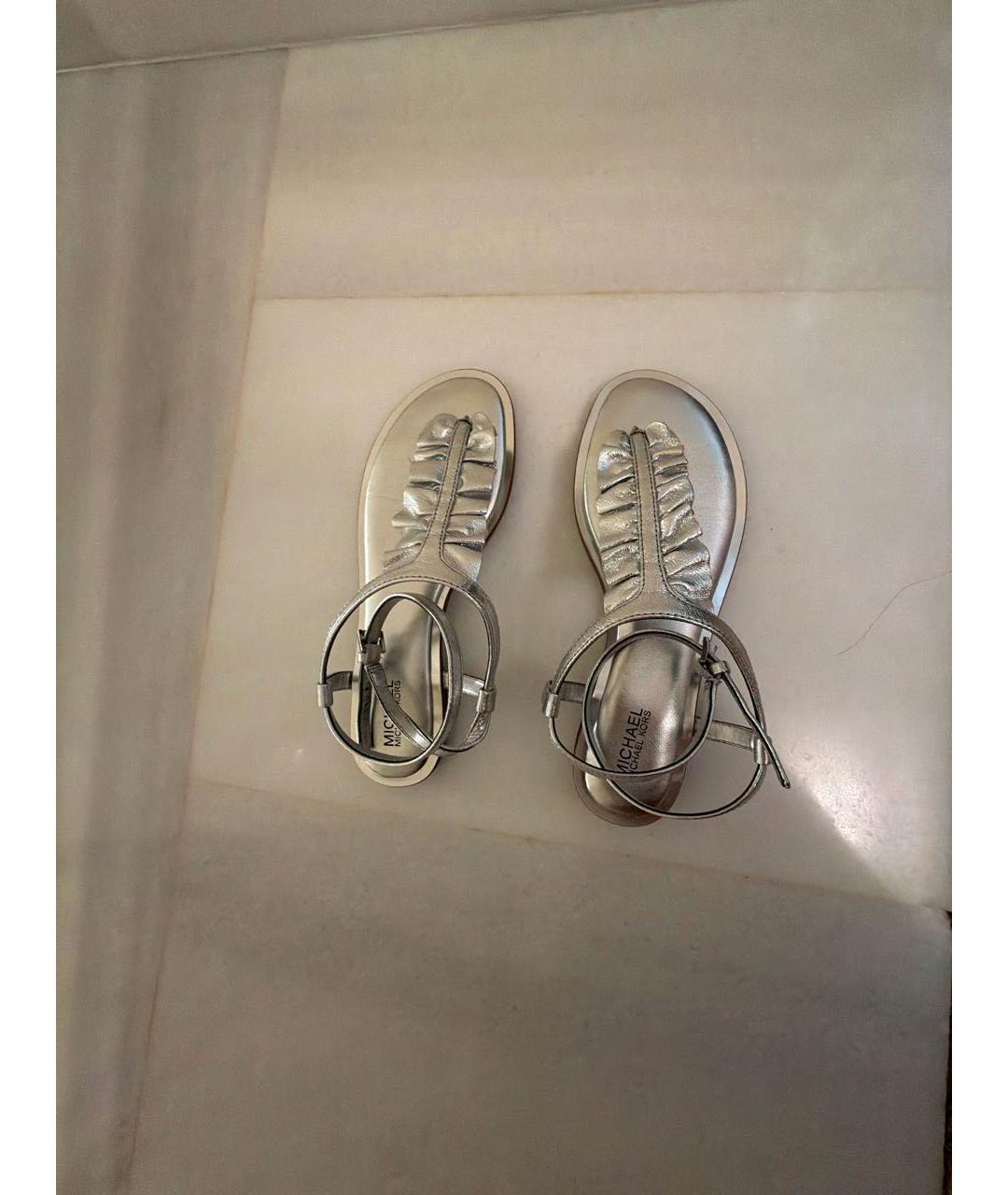 MICHAEL KORS Серебряные босоножки из искусственной кожи, фото 3