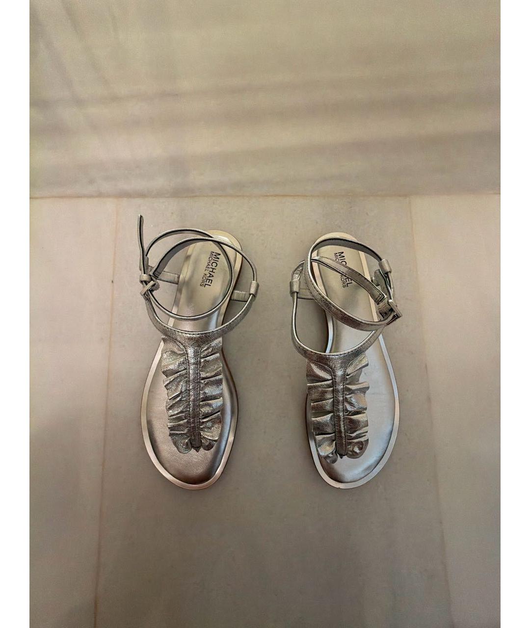 MICHAEL KORS Серебряные босоножки из искусственной кожи, фото 2