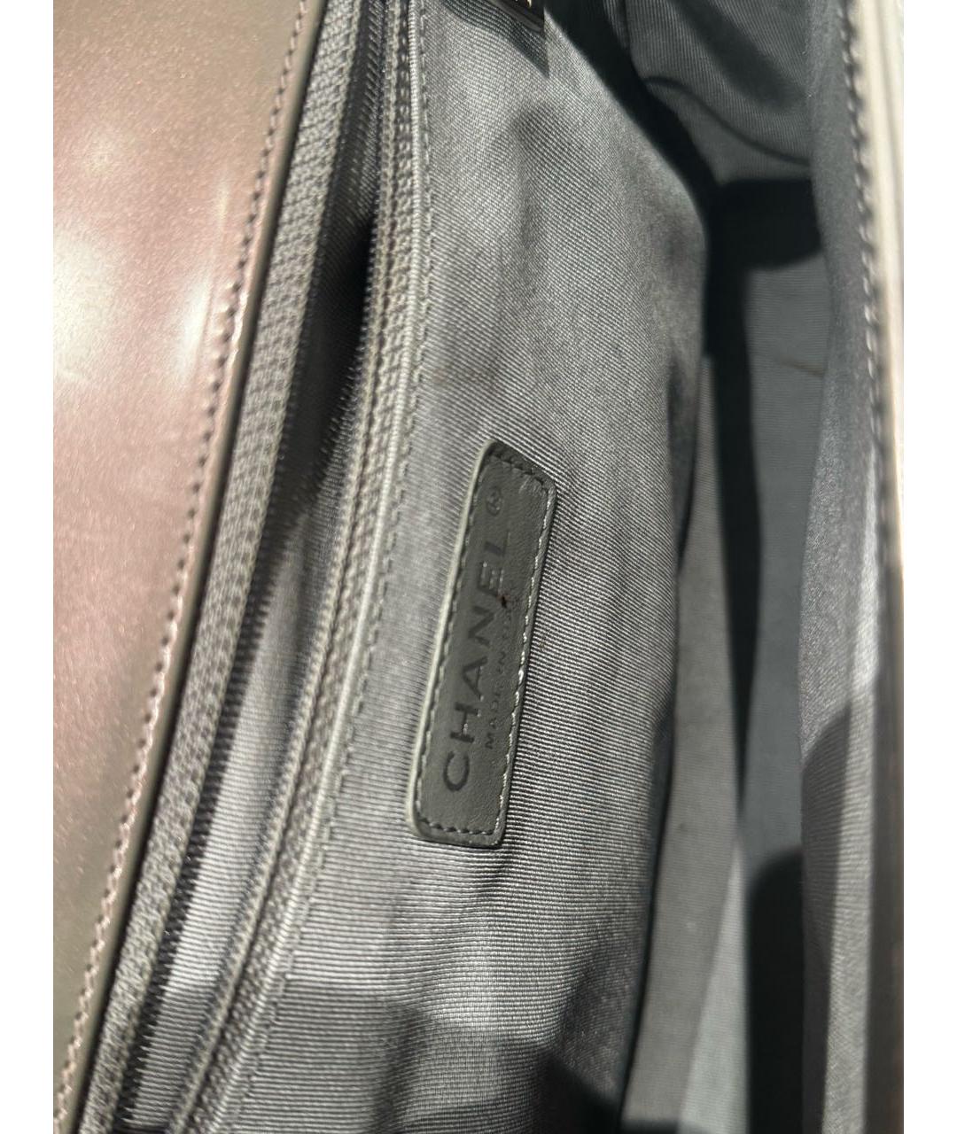 CHANEL Серая сумка через плечо из лакированной кожи, фото 4