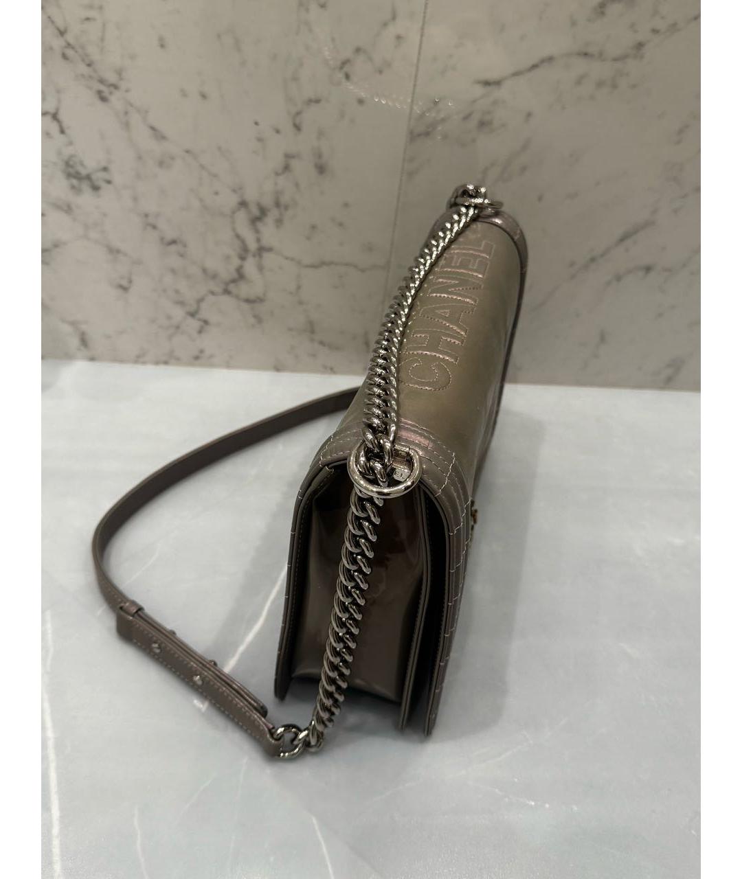 CHANEL Серая сумка через плечо из лакированной кожи, фото 2