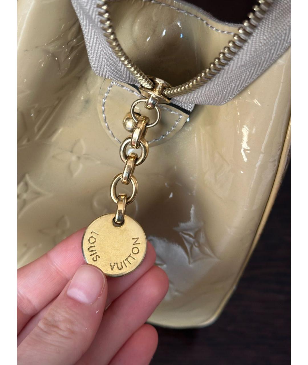 LOUIS VUITTON Бежевая сумка тоут из лакированной кожи, фото 6