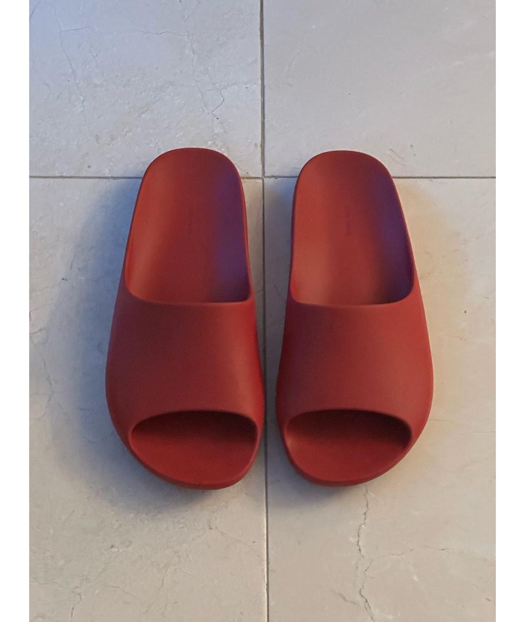 THE ROW Красные резиновые шлепанцы, фото 2