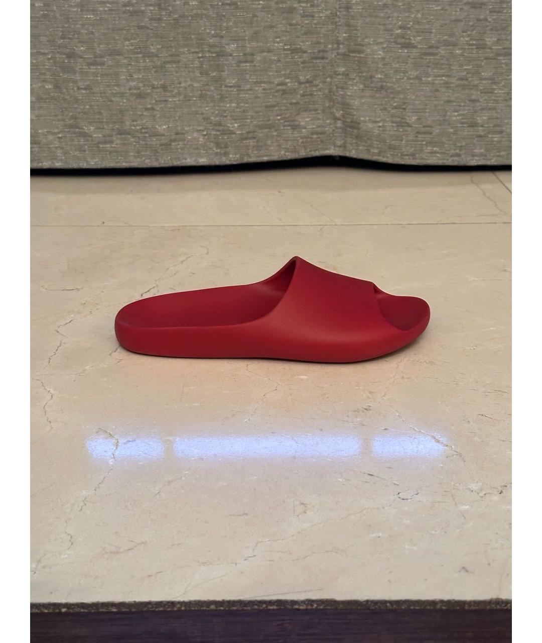 THE ROW Красные резиновые шлепанцы, фото 7