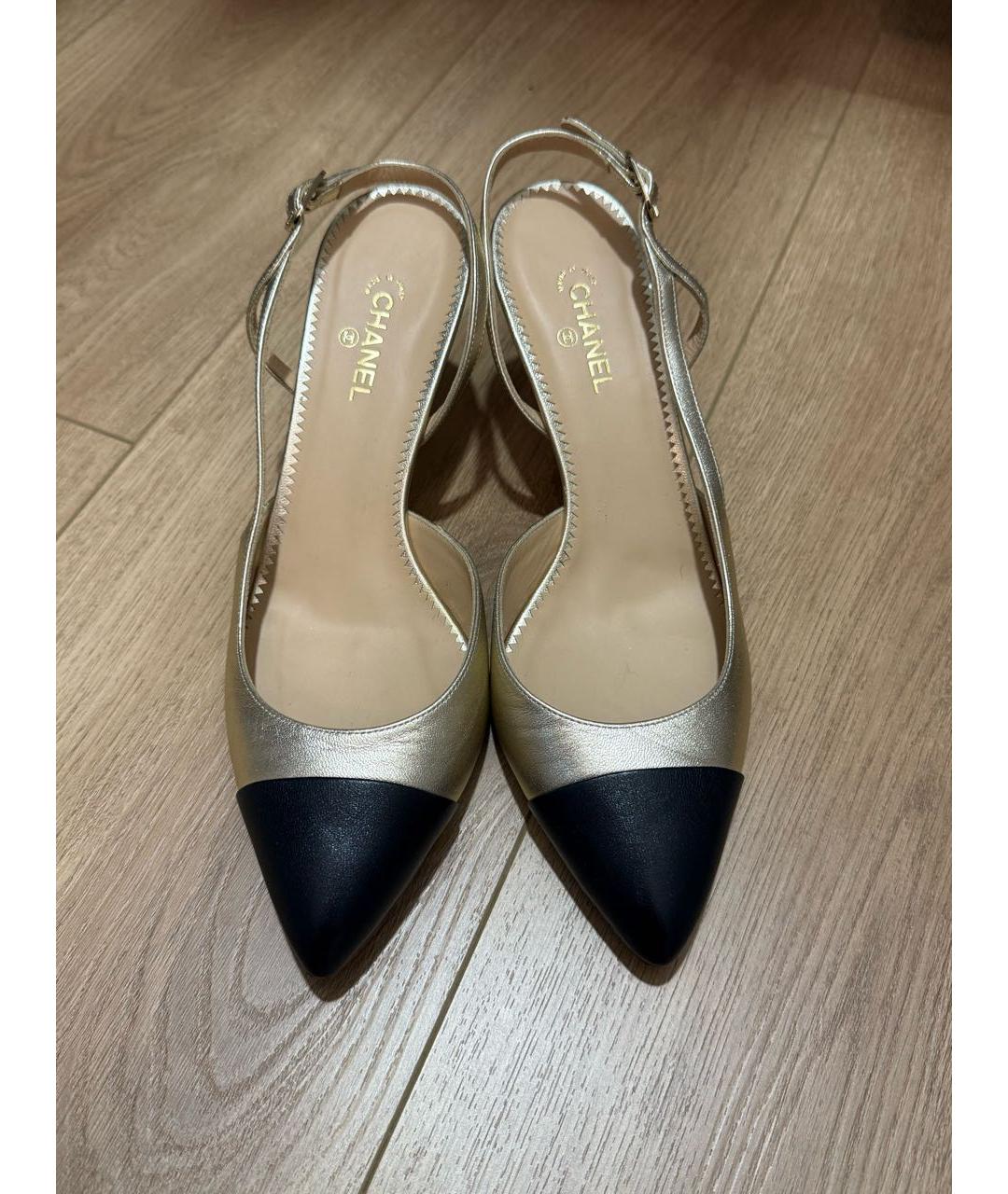 CHANEL Золотые кожаные лодочки на низком каблуке, фото 2