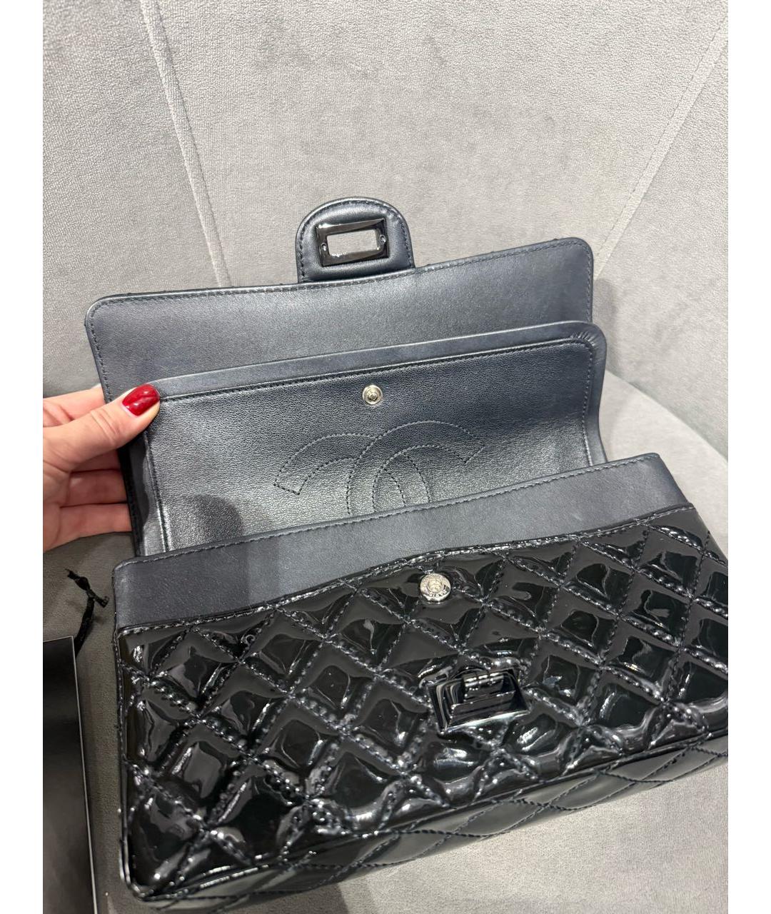 CHANEL Черная сумка через плечо из лакированной кожи, фото 5