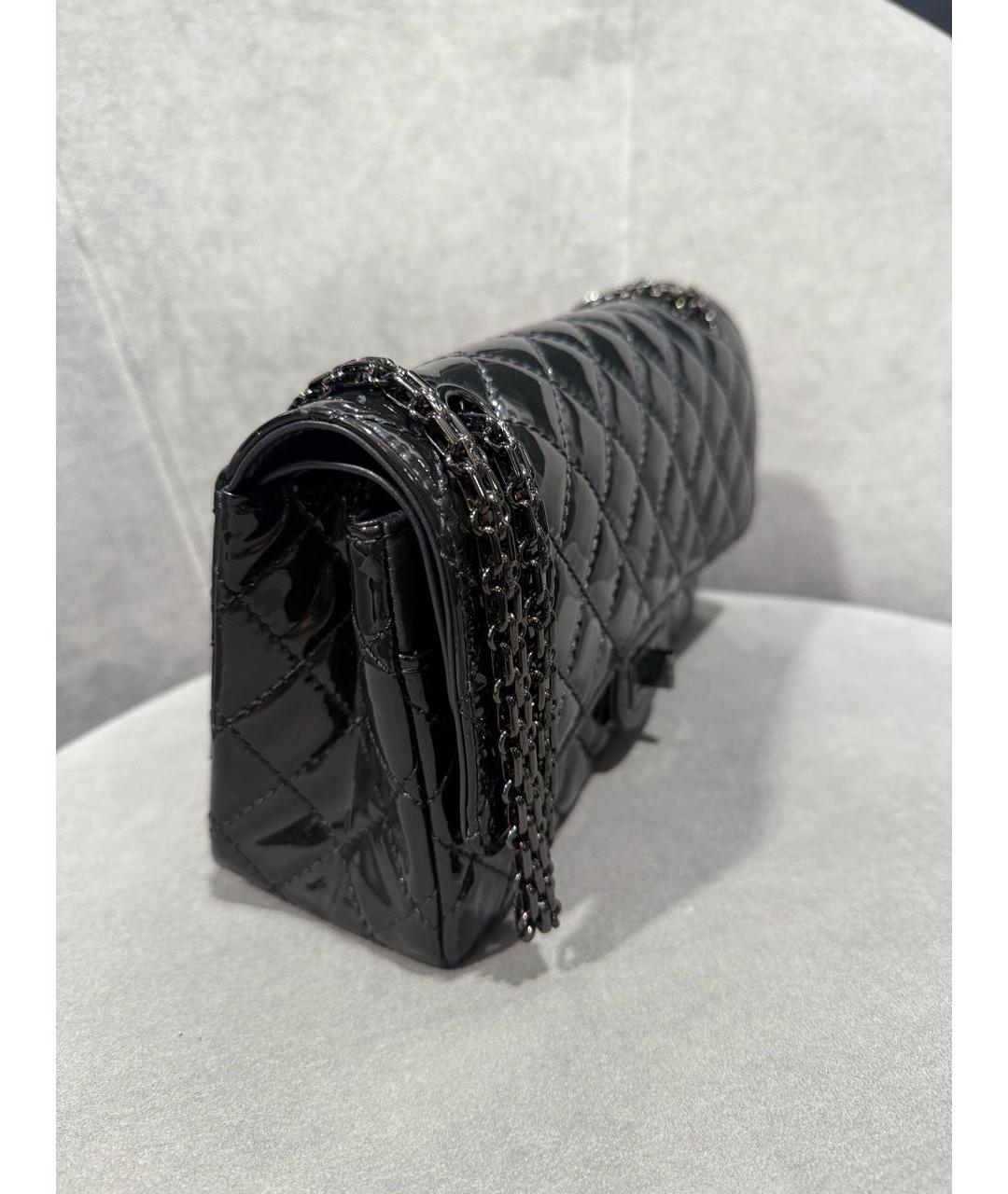 CHANEL Черная сумка через плечо из лакированной кожи, фото 2