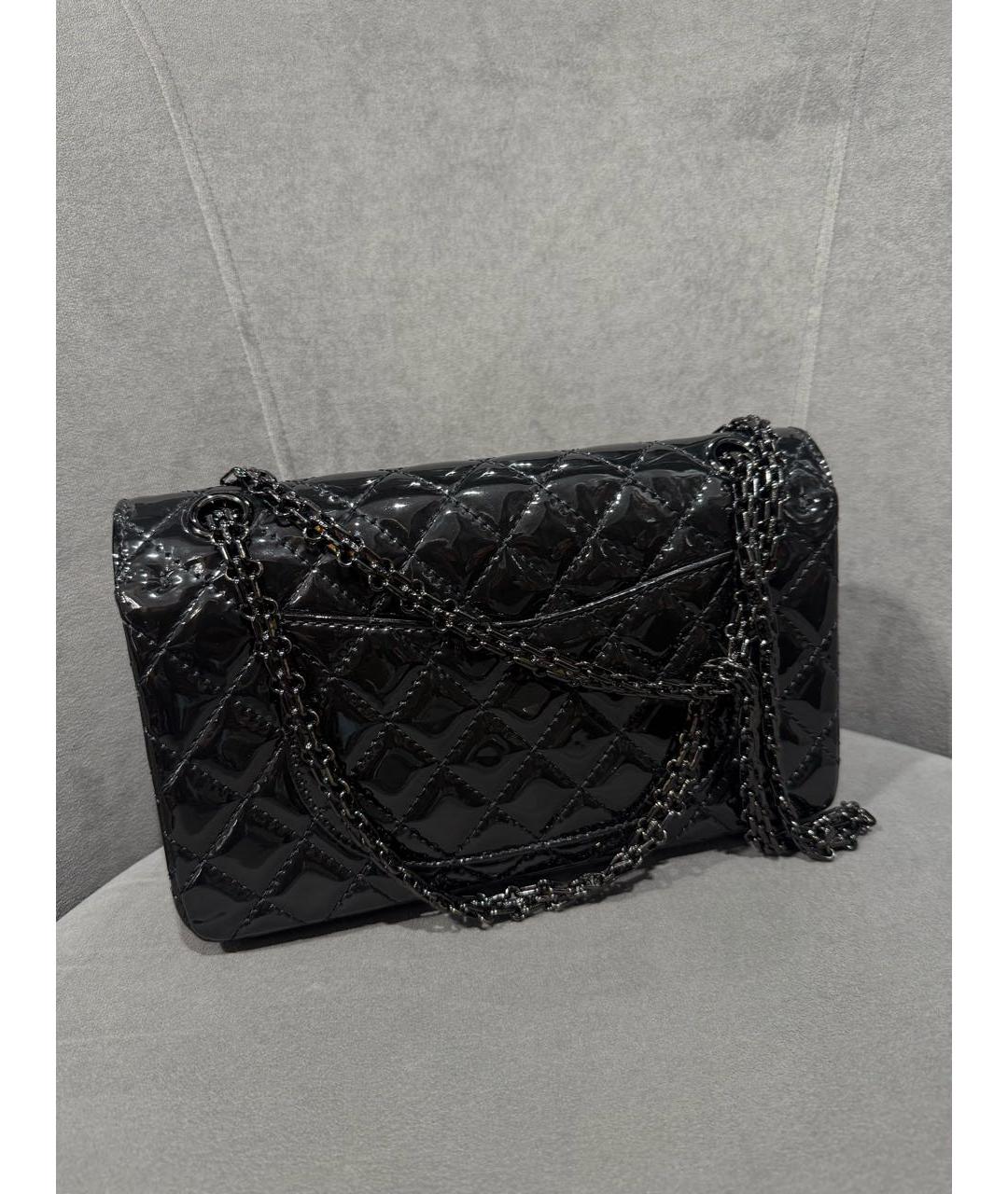CHANEL Черная сумка через плечо из лакированной кожи, фото 3