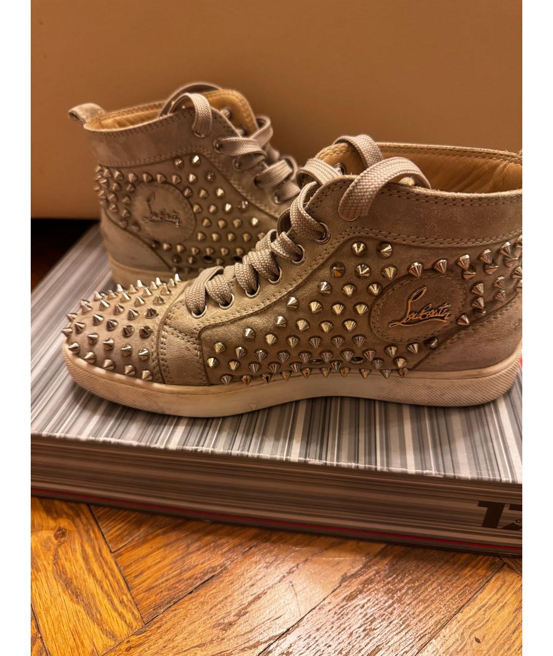 CHRISTIAN LOUBOUTIN Бежевые замшевые кеды, фото 6