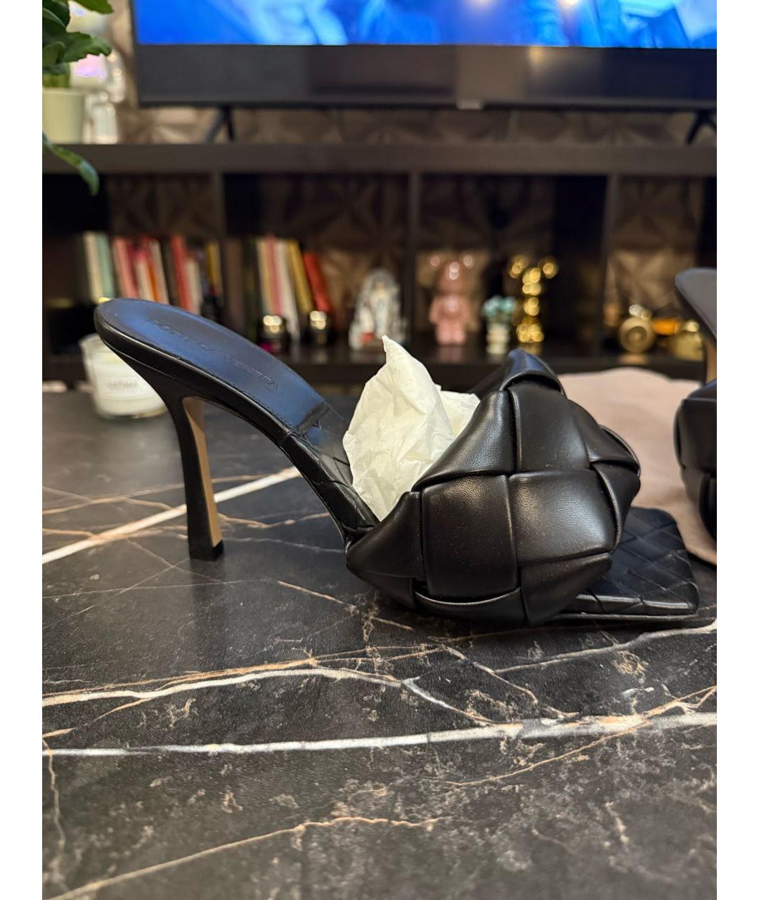 BOTTEGA VENETA Черные кожаные мюли, фото 5