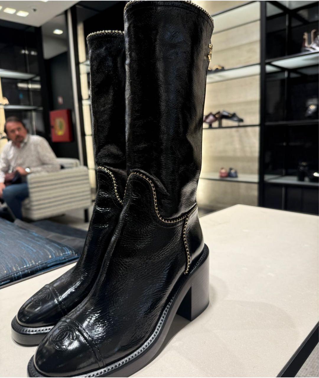 CHANEL Черные сапоги из лакированной кожи, фото 2