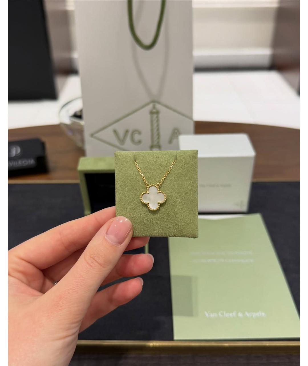 VAN CLEEF & ARPELS Белая подвеска из желтого золота, фото 2