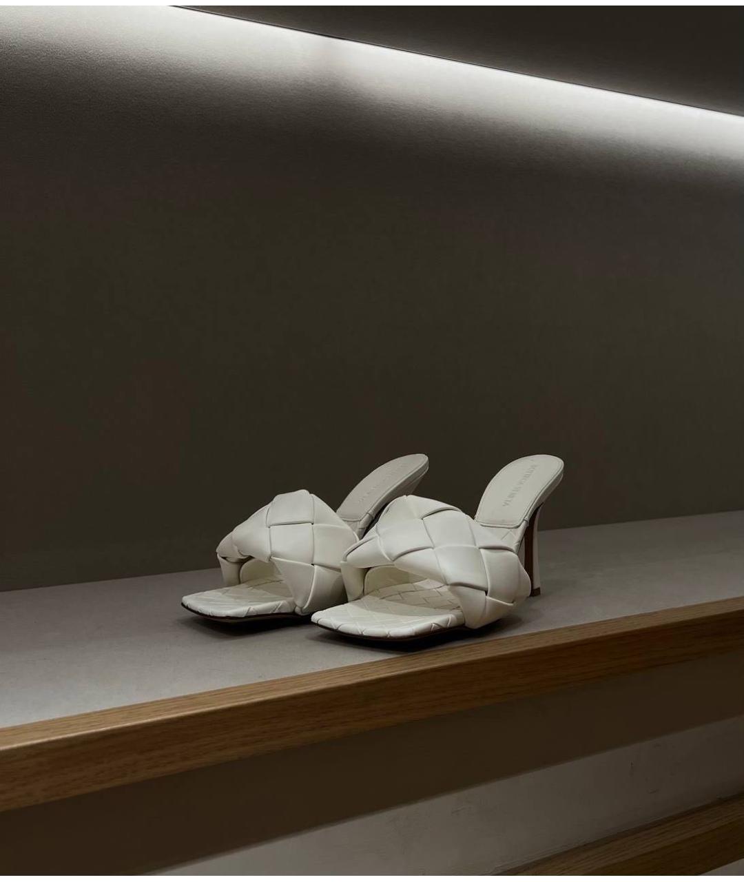 BOTTEGA VENETA Белые кожаные мюли, фото 5