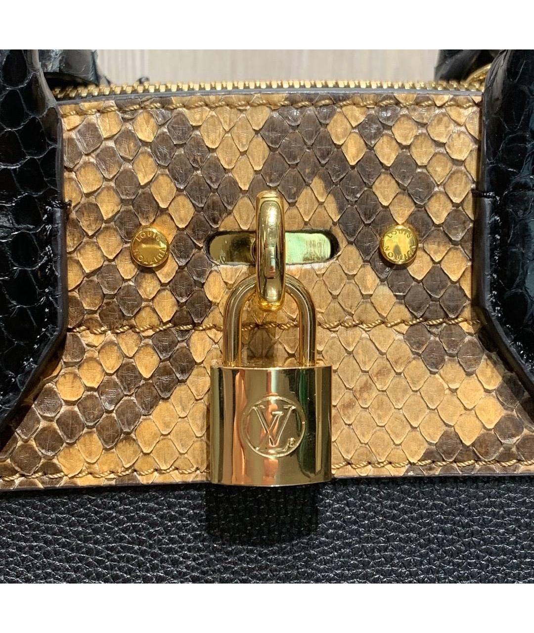 LOUIS VUITTON Черная сумка с короткими ручками из экзотической кожи, фото 3
