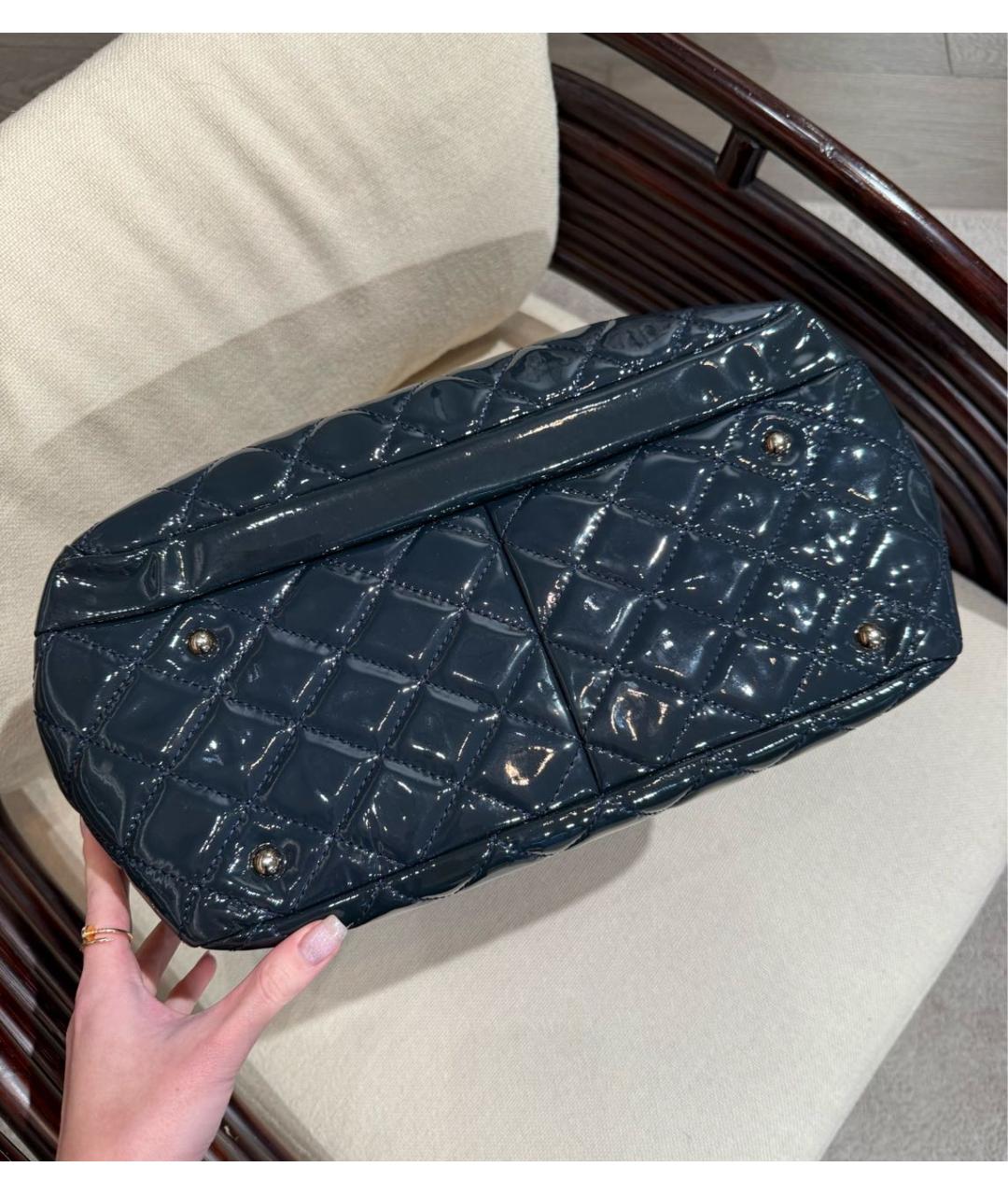 CHANEL Темно-синяя сумка через плечо из лакированной кожи, фото 5