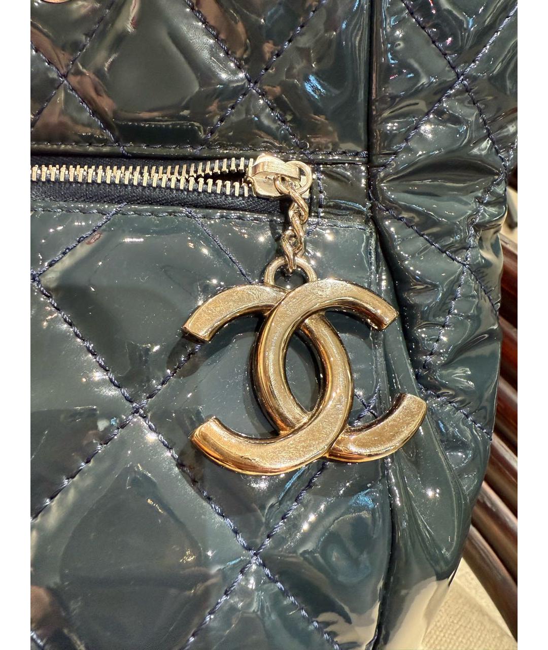 CHANEL Темно-синяя сумка через плечо из лакированной кожи, фото 6