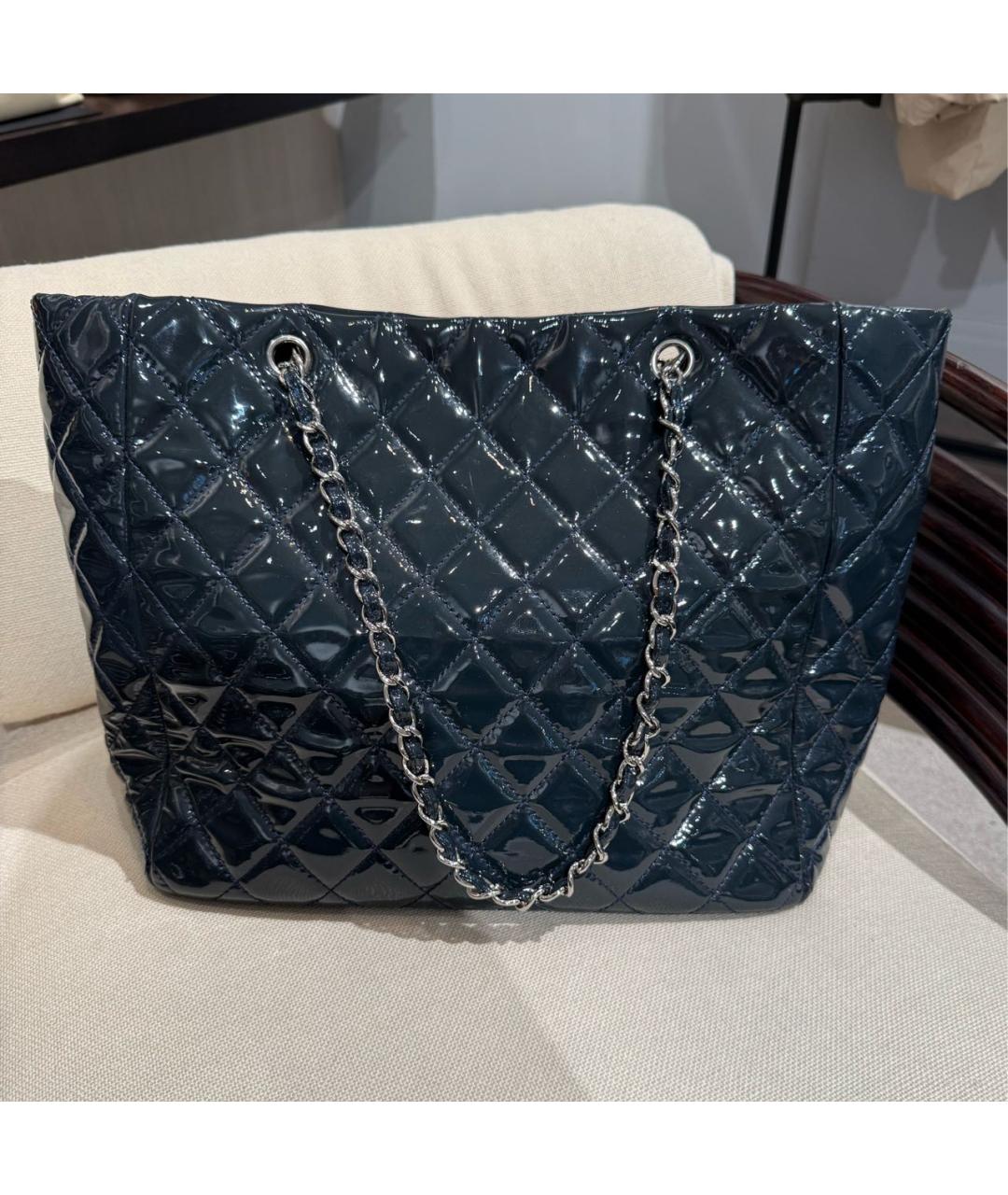 CHANEL Темно-синяя сумка через плечо из лакированной кожи, фото 2