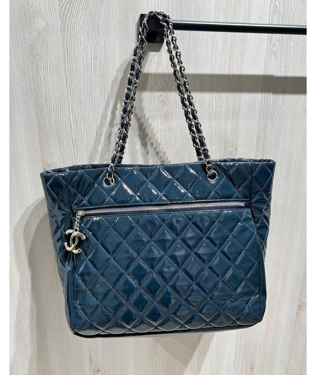 CHANEL Темно-синяя сумка через плечо из лакированной кожи, фото 9