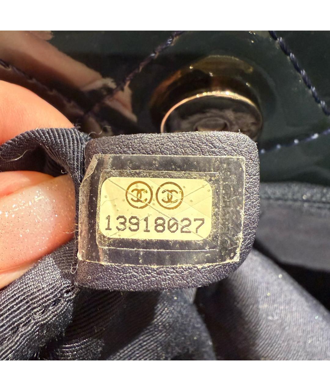 CHANEL Темно-синяя сумка через плечо из лакированной кожи, фото 8