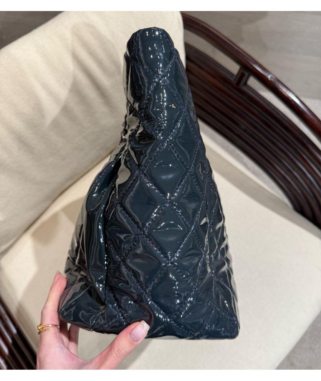 CHANEL Темно-синяя сумка через плечо из лакированной кожи, фото 3
