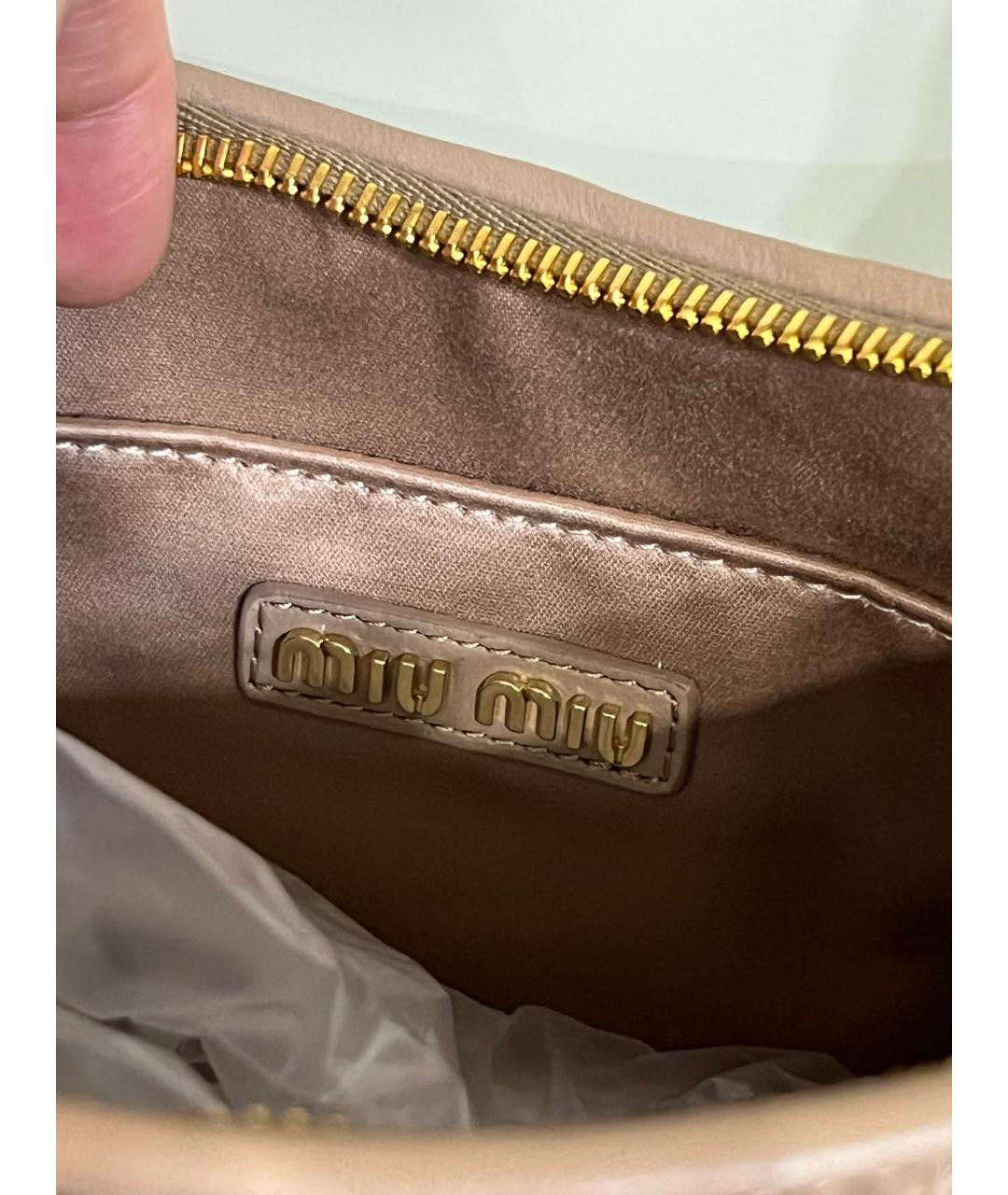 MIU MIU Бежевая кожаная сумка с короткими ручками, фото 4