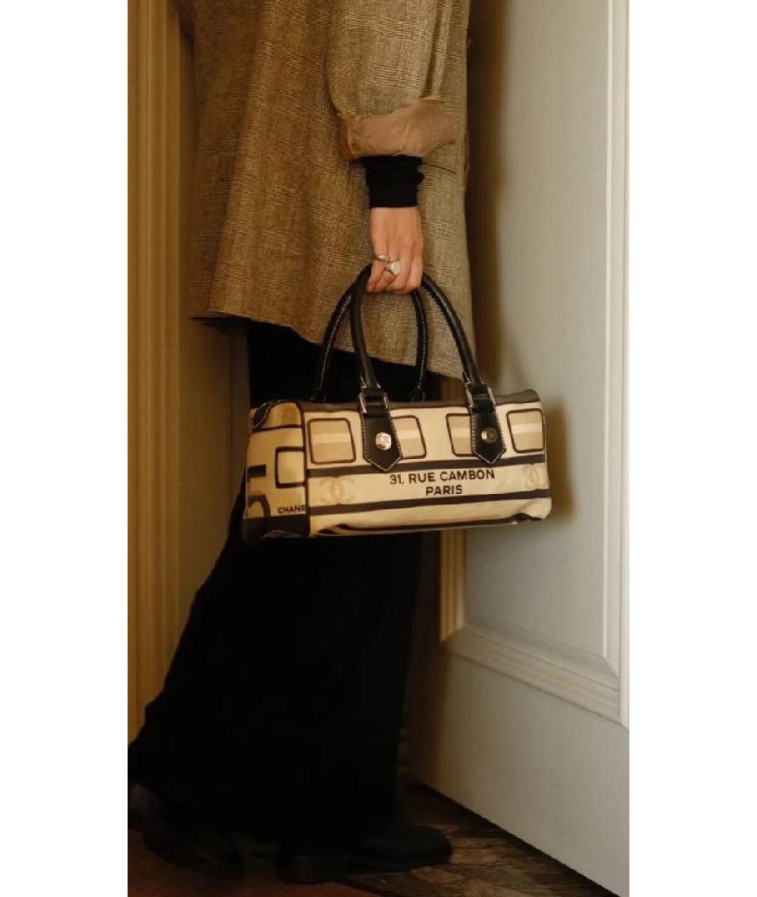 CHANEL Бежевая сумка с короткими ручками из лакированной кожи, фото 9