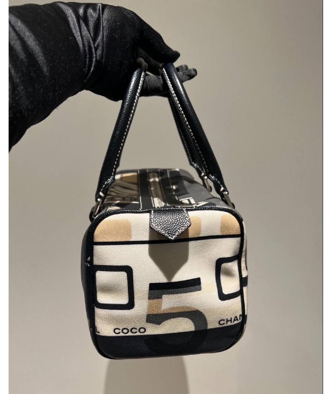 CHANEL Бежевая сумка с короткими ручками из лакированной кожи, фото 5