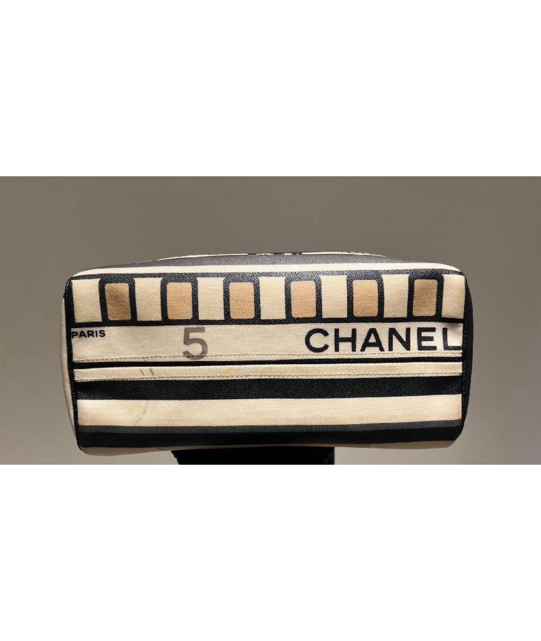 CHANEL Бежевая сумка с короткими ручками из лакированной кожи, фото 6