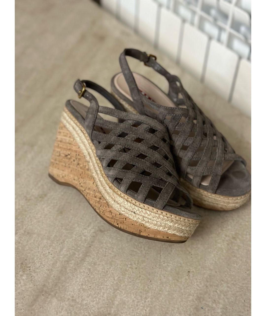 PRADA Серые замшевые босоножки, фото 2