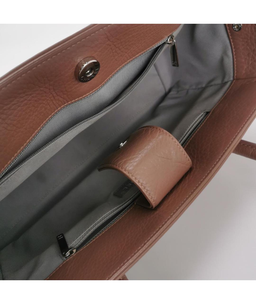 CHANEL Коричневая кожаная сумка с короткими ручками, фото 6