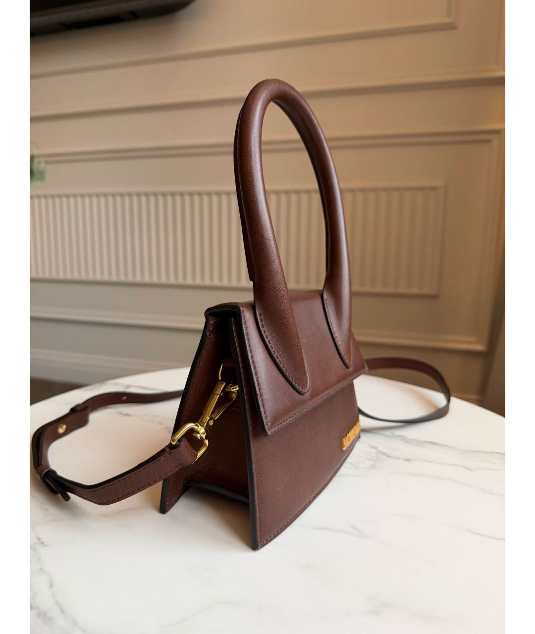 JACQUEMUS Коричневая кожаная сумка с короткими ручками, фото 2