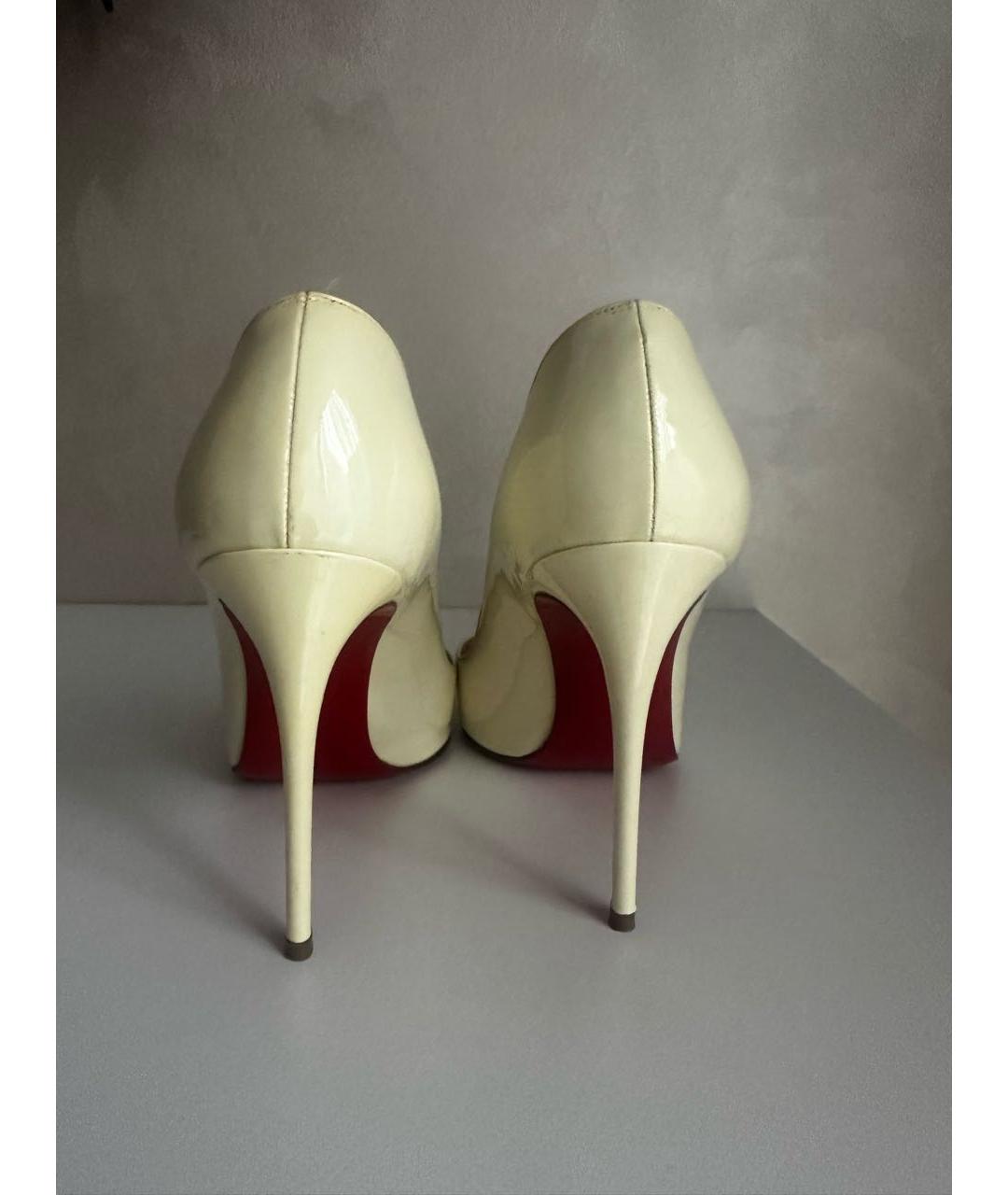 CHRISTIAN LOUBOUTIN Белые туфли из лакированной кожи, фото 4