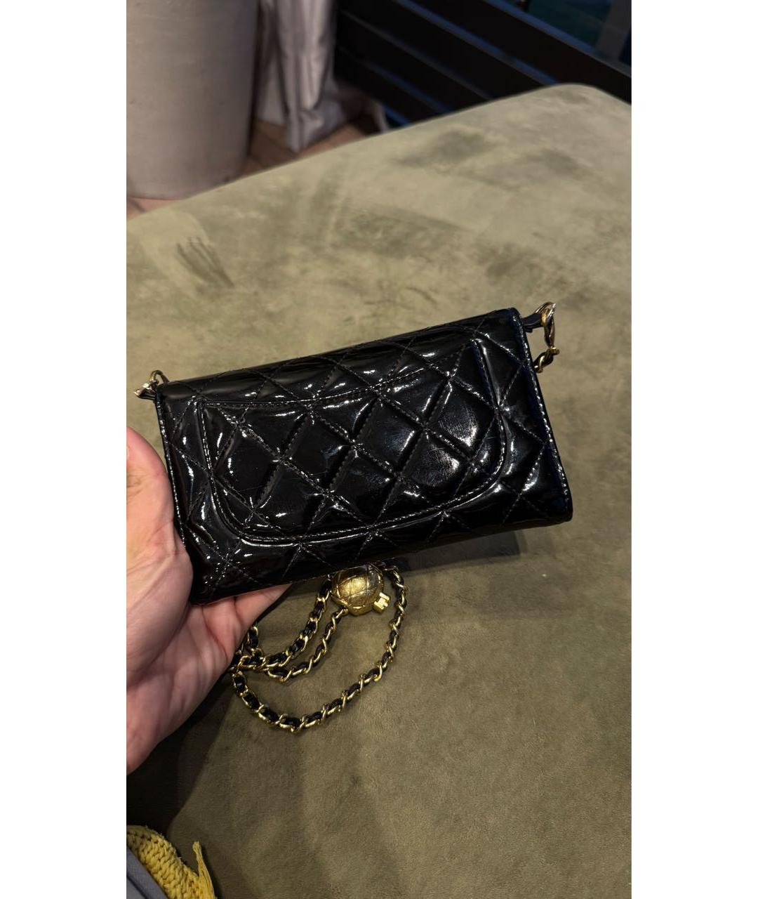 CHANEL Черная сумка через плечо из лакированной кожи, фото 3